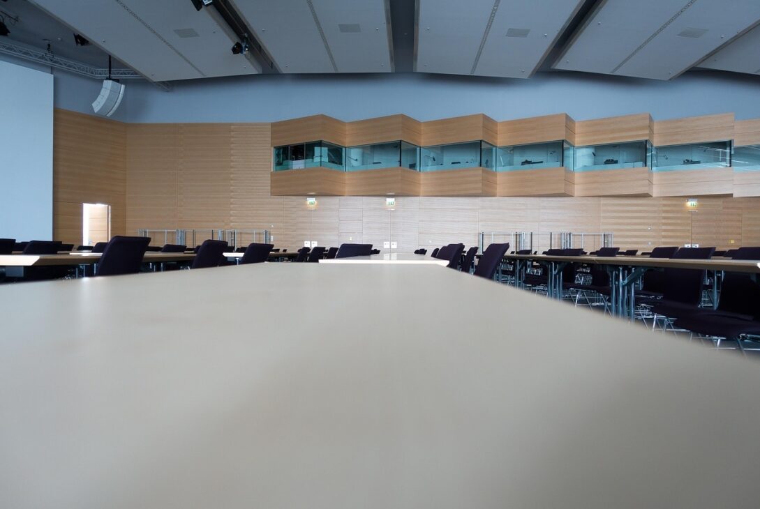 modern konferenssal med tolkhytter