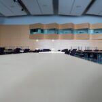 modern konferenssal med tolkhytter
