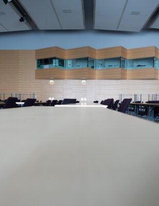 modern konferenssal med tolkhytter