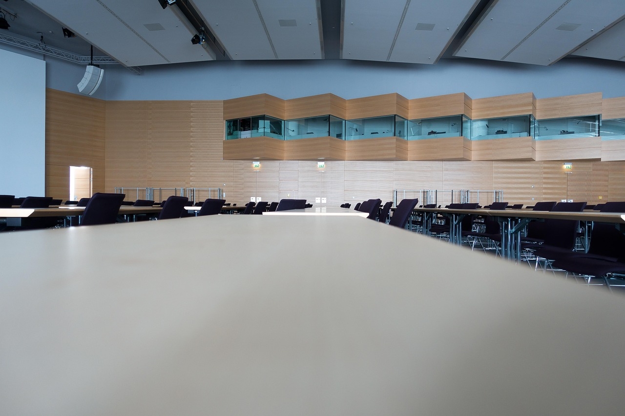 modern konferenssal med tolkhytter