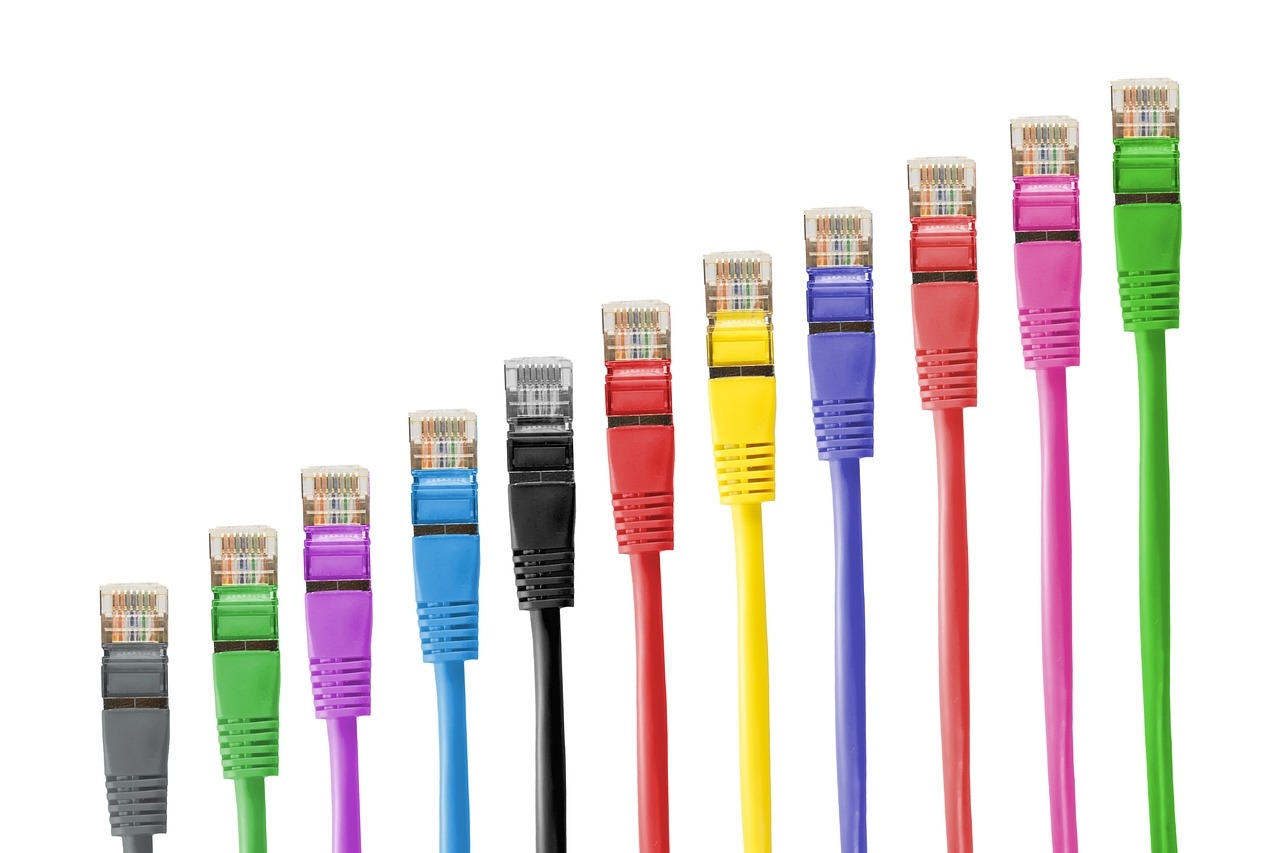 nätverkskablar, med titeln ”Network Cable Management” på Pixabay